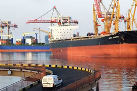 Canada chuyển cho Ukraine 42 container trang thiết bị quân sự