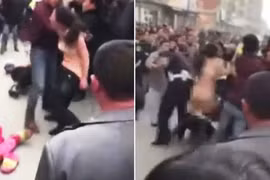 Hoảng hồn người phụ nữ tự cởi đồ, lao vào đánh cảnh sát