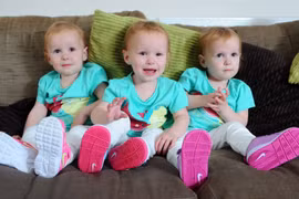 Ngắm 3 em bé thiên thần giống nhau như 3 giọt nước