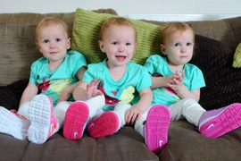 Ngắm 3 em bé thiên thần giống nhau như 3 giọt nước