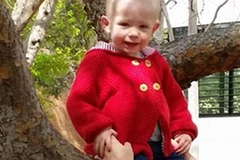 Khủng khiếp bé 2 tuổi như bà chửa vì khối u ung thư 8kg 