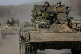 Kiev không rút vũ khí hạng nặng khỏi chiến tuyến