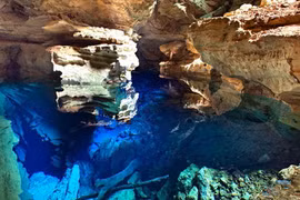 Tò mò hồ hang động vô hình huyền bí ở Brazil