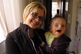 Chân dung "cậu bé quái vật" có nụ cười hút hồn người