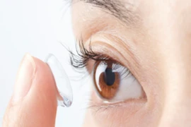 Tác hại kinh hoàng của việc đeo kính áp tròng khi ngủ