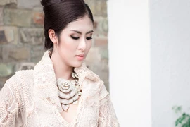 HH Ngọc Hân lạ mắt với trang phục cầu kỳ