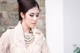 HH Ngọc Hân lạ mắt với trang phục cầu kỳ