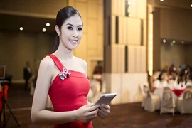 Ngọc Hân bất ngờ trắng bóc với đầm đỏ