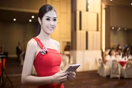 Ngọc Hân bất ngờ trắng bóc với đầm đỏ