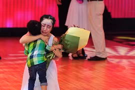 Ốc Thanh Vân khóc nức nở vì được con trai tặng hoa