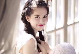 Ngọc Trinh đẹp hút hồn với váy trắng tinh khôi