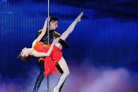 Ngân Khánh gây thót tim với màn múa cột