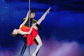 Ngân Khánh gây thót tim với màn múa cột