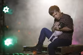 Yasuy diễn với một đàn heo trong MV đầu tay