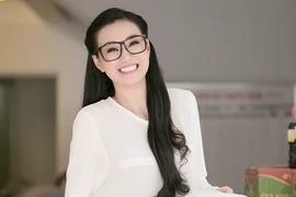 Khánh My giản dị nhưng vẫn xinh đẹp đi làm từ thiện