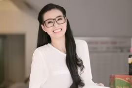 Khánh My giản dị nhưng vẫn xinh đẹp đi làm từ thiện