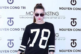 Hà Hồ diện cây đen đi chấm thi người mẫu