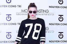 Hà Hồ diện cây đen đi chấm thi người mẫu