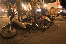 Ô tô điên tông 4 xe máy, 5 người thương vong ở TP.HCM