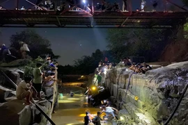 Lâm Đồng: Sông cạn trơ đá, người dân soi đèn bắt cá trong đêm