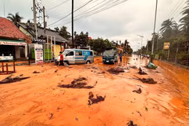 Bình Thuận: Cát tràn xuống đường sau cơn mưa lớn