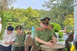 Bộ trưởng Bộ Công an dâng hương tri ân các Anh hùng - Liệt sĩ ở Tây Ninh