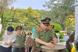 Bộ trưởng Bộ Công an dâng hương tri ân các Anh hùng - Liệt sĩ ở Tây Ninh