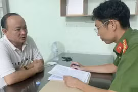 Bình Dương: Người dùng xương bò đập vỡ kính ô tô bị khởi tố