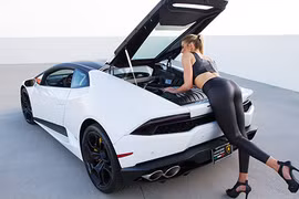 Chân dài thả dáng cùng Lamborghini Huracan