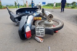 Đi xe máy không đội mũ bảo hiểm còn tông CSGT nứt xương chậu ở Đồng Nai 