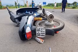 Đi xe máy không đội mũ bảo hiểm còn tông CSGT nứt xương chậu ở Đồng Nai 