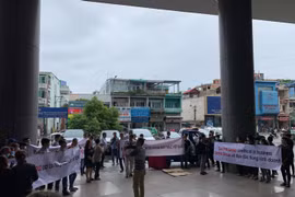 Hàng trăm nhà cung ứng phản đối Central Group vì ngưng nhập hàng may mặc Việt.