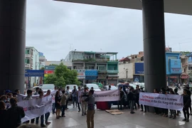 Hàng trăm nhà cung ứng phản đối Central Group vì ngưng nhập hàng may mặc Việt.