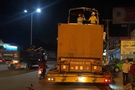 Phụ xe tử vong vì phối hợp không ăn ý với tài xế khi 'giải cứu' xe container mắc kẹt