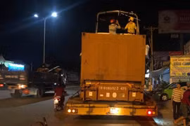 Phụ xe tử vong vì phối hợp không ăn ý với tài xế khi 'giải cứu' xe container mắc kẹt