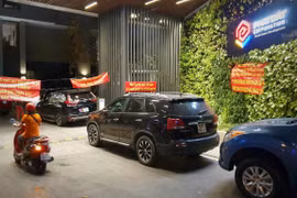 Cư dân The EverRich Infinity treo băng rôn phản đối chủ đầu tư bán chỗ đỗ ôtô