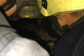 Giải cứu một người phụ nữ và bé trai 8 tháng tuổi bị kẹt trong thang máy ở Sài Gòn