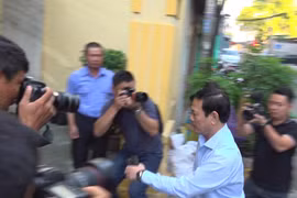 Nhiều phóng viên đuổi theo nhưng bị cáo trốn trong nhà vệ sinh tầng 4.