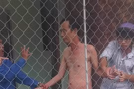 Bắt tạm giam người đàn ông 66 tuổi khỏa thân cùng bé gái 13 tuổi 