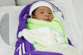 Bé trai bị bỏ rơi tại công viên