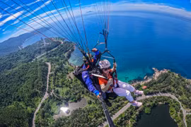 Lở lửng trên không trung ngắm núi rừng, biển xanh Đà Nẵng