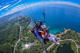 Lở lửng trên không trung ngắm núi rừng, biển xanh Đà Nẵng