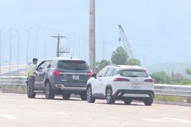 Cảnh báo tình trạng dừng xe để chụp ảnh ở Cao tốc Vân Đồn - Móng Cái