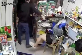 Nữ chủ tiệm tạp hóa ở Hải Phòng bị đổ sơn vào đầu