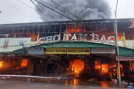 Cháy lớn tại chợ Tam Bạc ở Hải Phòng