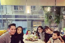  Sinh ba con, vợ BTV Quốc Khánh vẫn được khen trẻ đẹp như gái 30