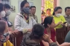 Hàng trăm học sinh bơ vơ vì trường trả hồ sơ sau gần 2 tuần vào học