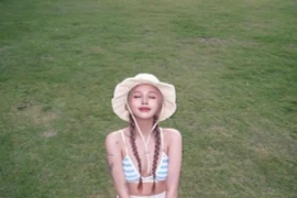 Xoài Non khoe dáng, lộ hình xăm bên biển