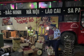 Dừng xe chạy quá tốc độ, phát hiện gần 1 tạ chân gà không rõ nguồn gốc