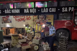 Dừng xe chạy quá tốc độ, phát hiện gần 1 tạ chân gà không rõ nguồn gốc